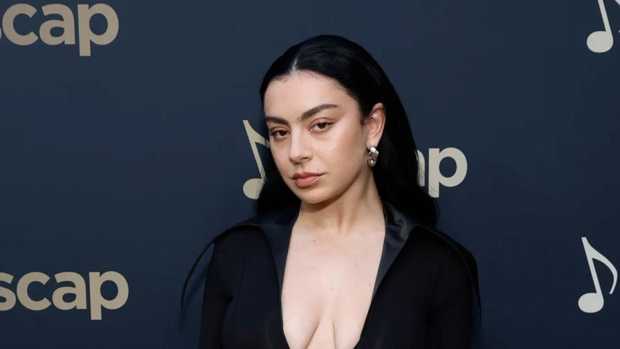 La cantante Charli XCX da por sorpresa un concierto gratis en Nueva York