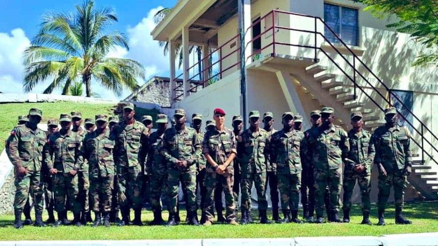 Regresa a Haití una unidad del ejército haitiano entrenada por Francia para combatir las bandas