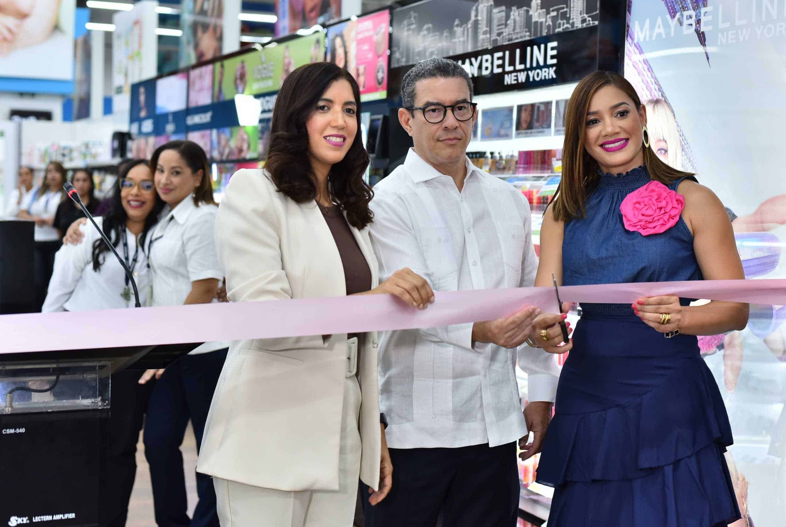 Corte de cinta del nuevo departamento de belleza de Plaza Lama.