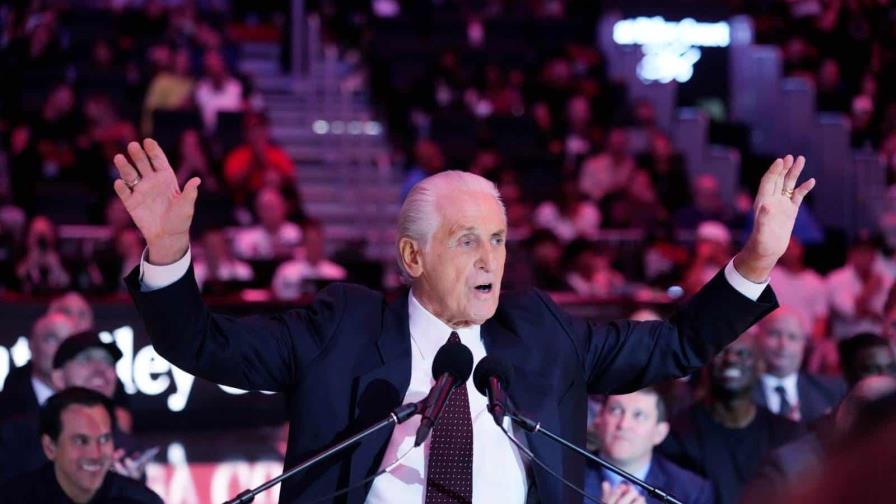 Lakers homenajearán al exentrenador Pat Riley con una estatua fuera de la arena