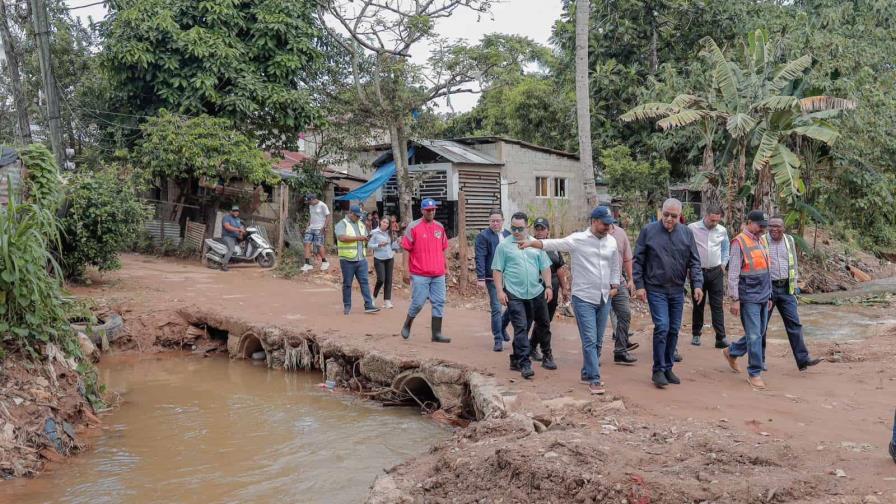 Andrés Bautista acude a Las Terrenas para constatar daños por inundaciones