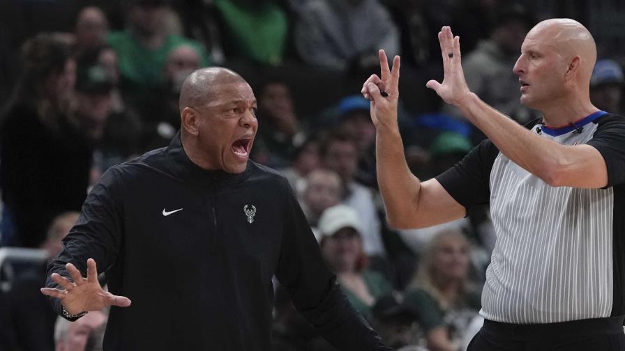 NBA multa al entrenador de los Bucks, Doc Rivers, por críticas contra los árbitros