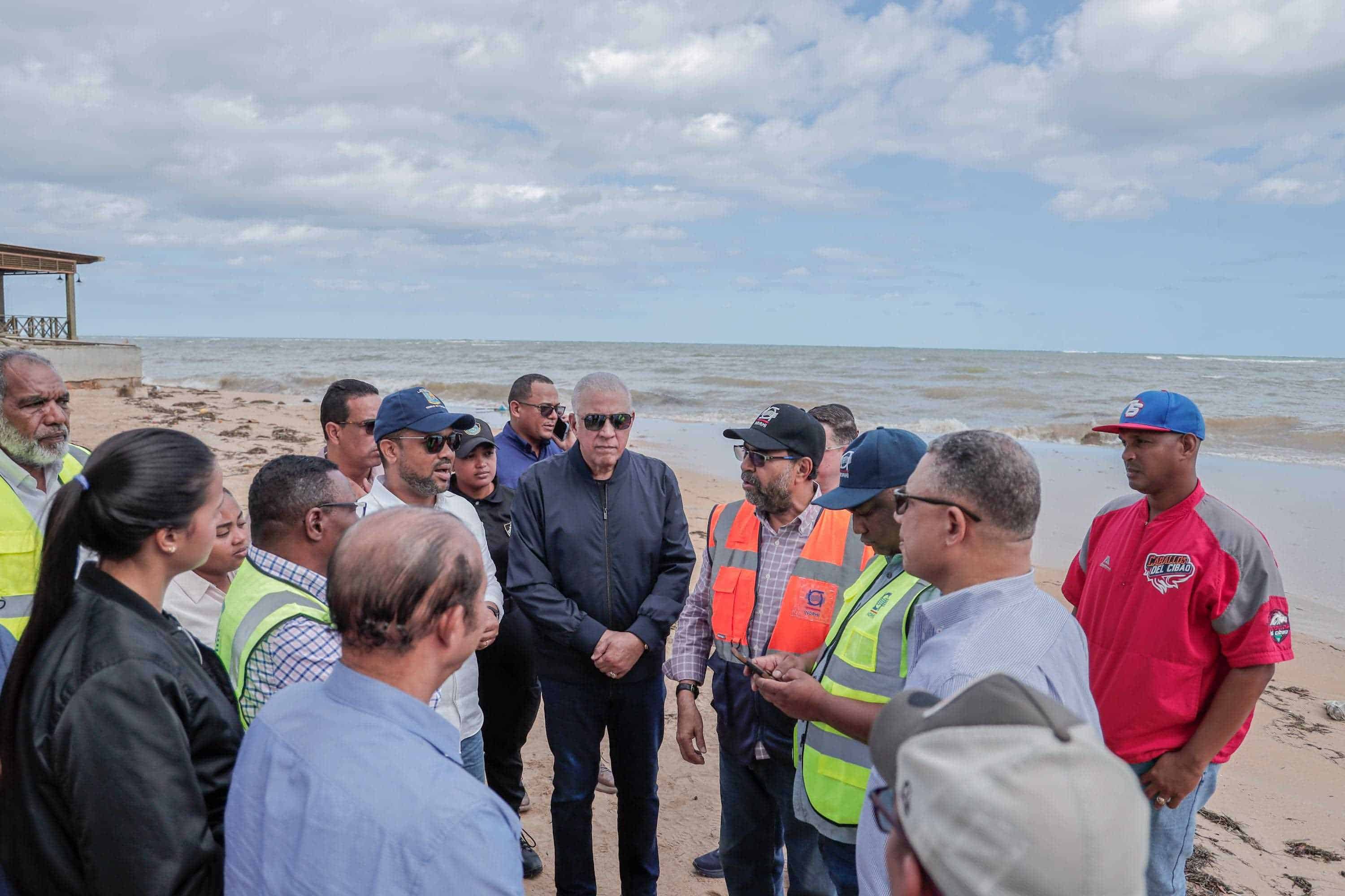 El ministro administrativo de la Presidencia también acudió al sector Los Pescadores, para supervisar una parte de la zona playera y turística.