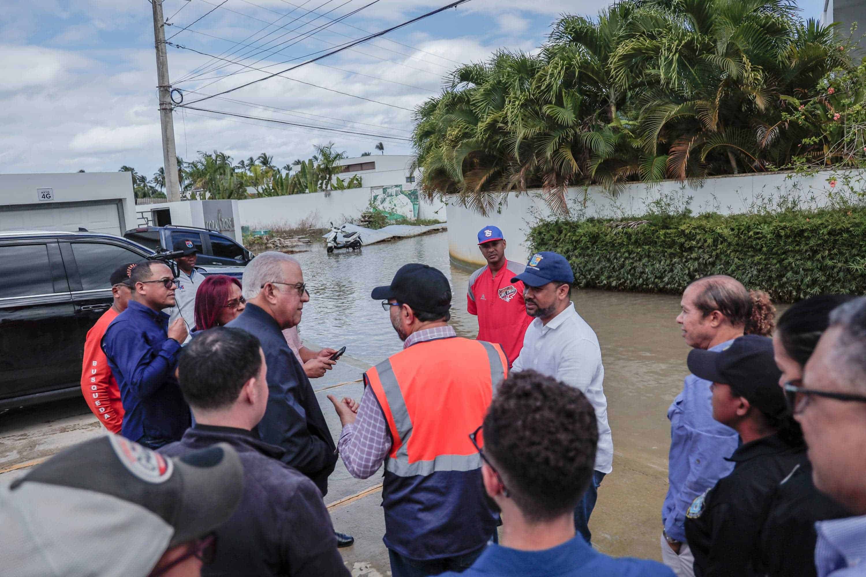 Bautista observó la situación del barrio Obdulia, afectado por la crecida del río Las Terrenas.