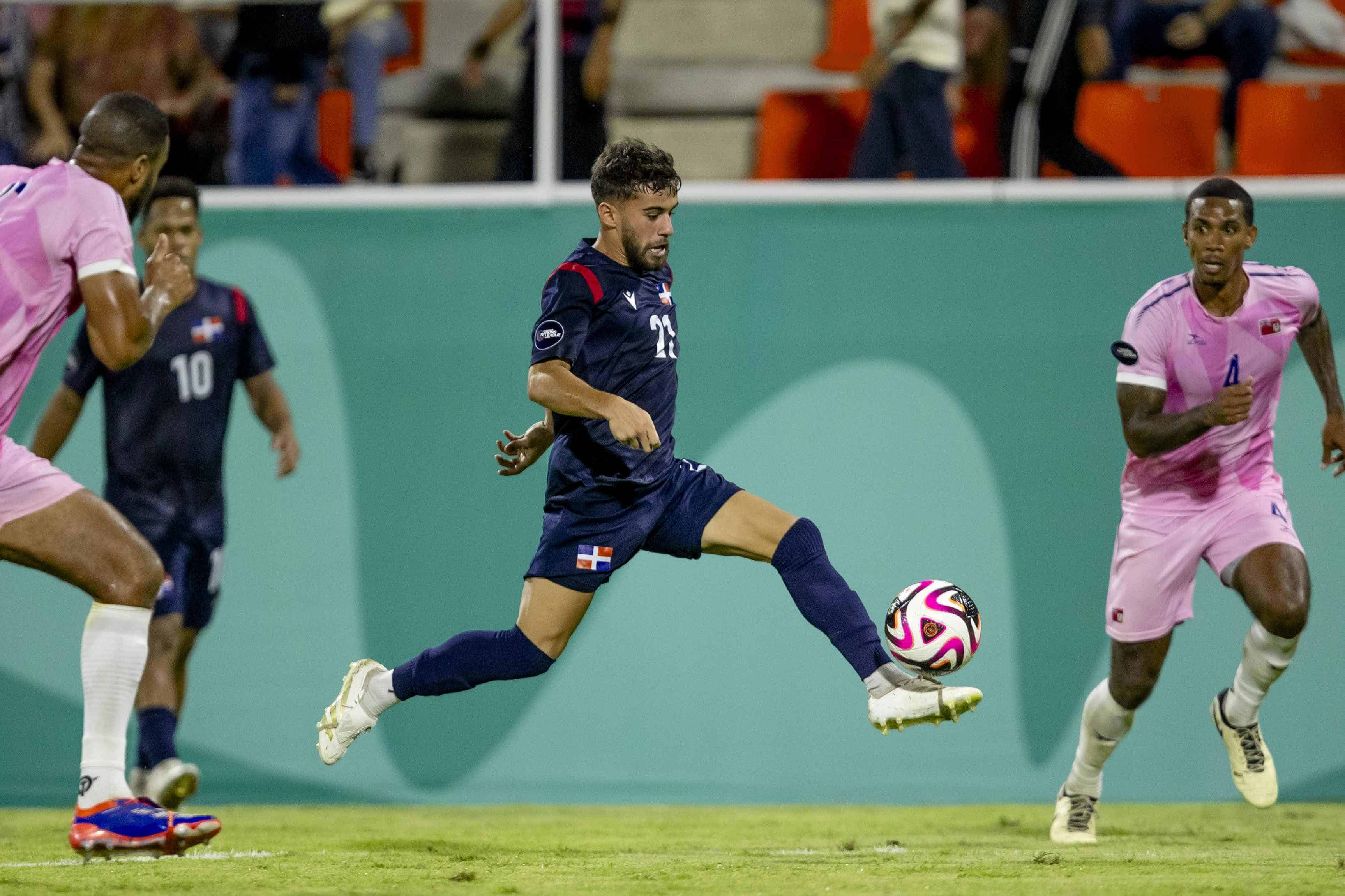 Edison Azcona controla balón en el mediocampo.