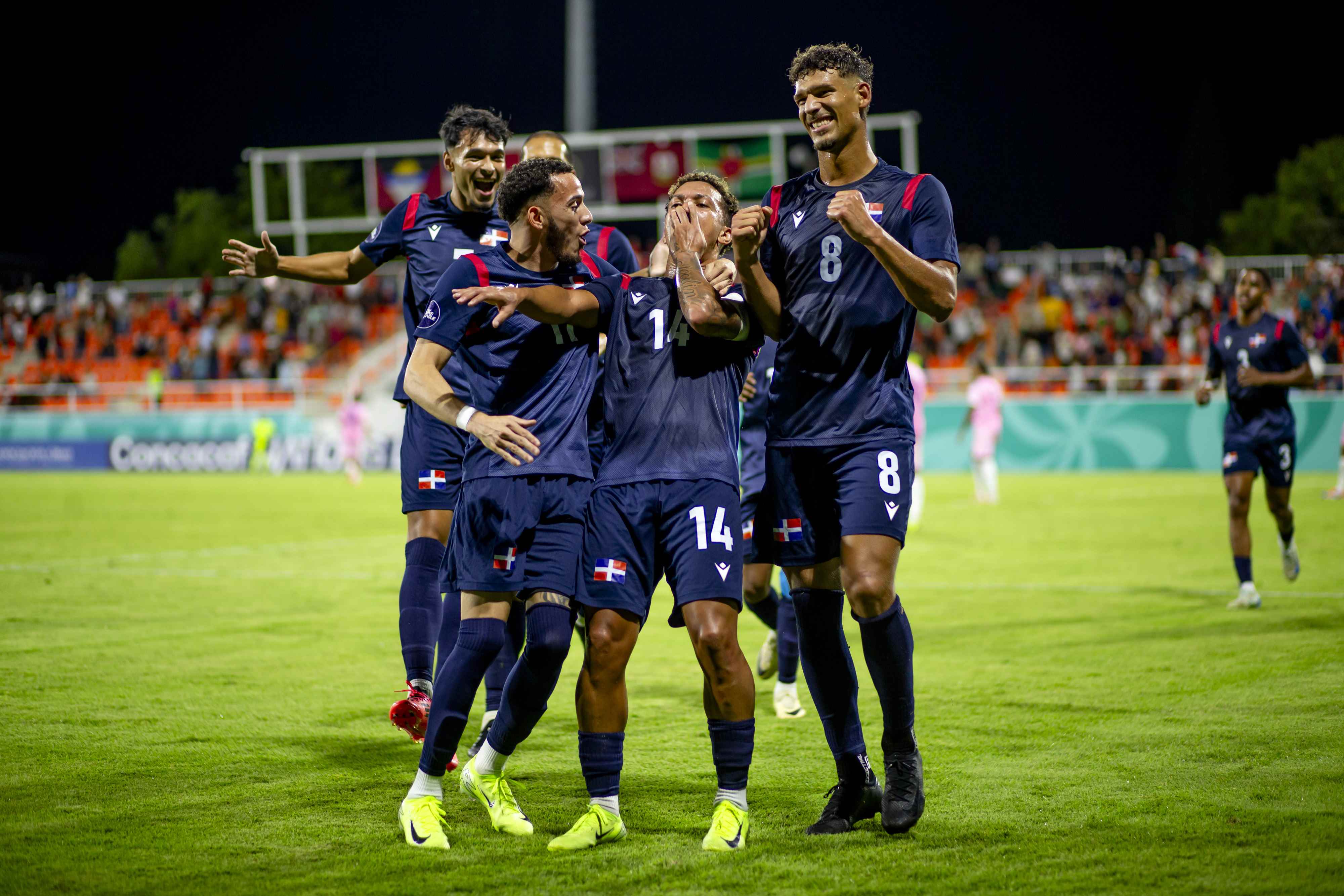 Equipo dominicano celebrando.