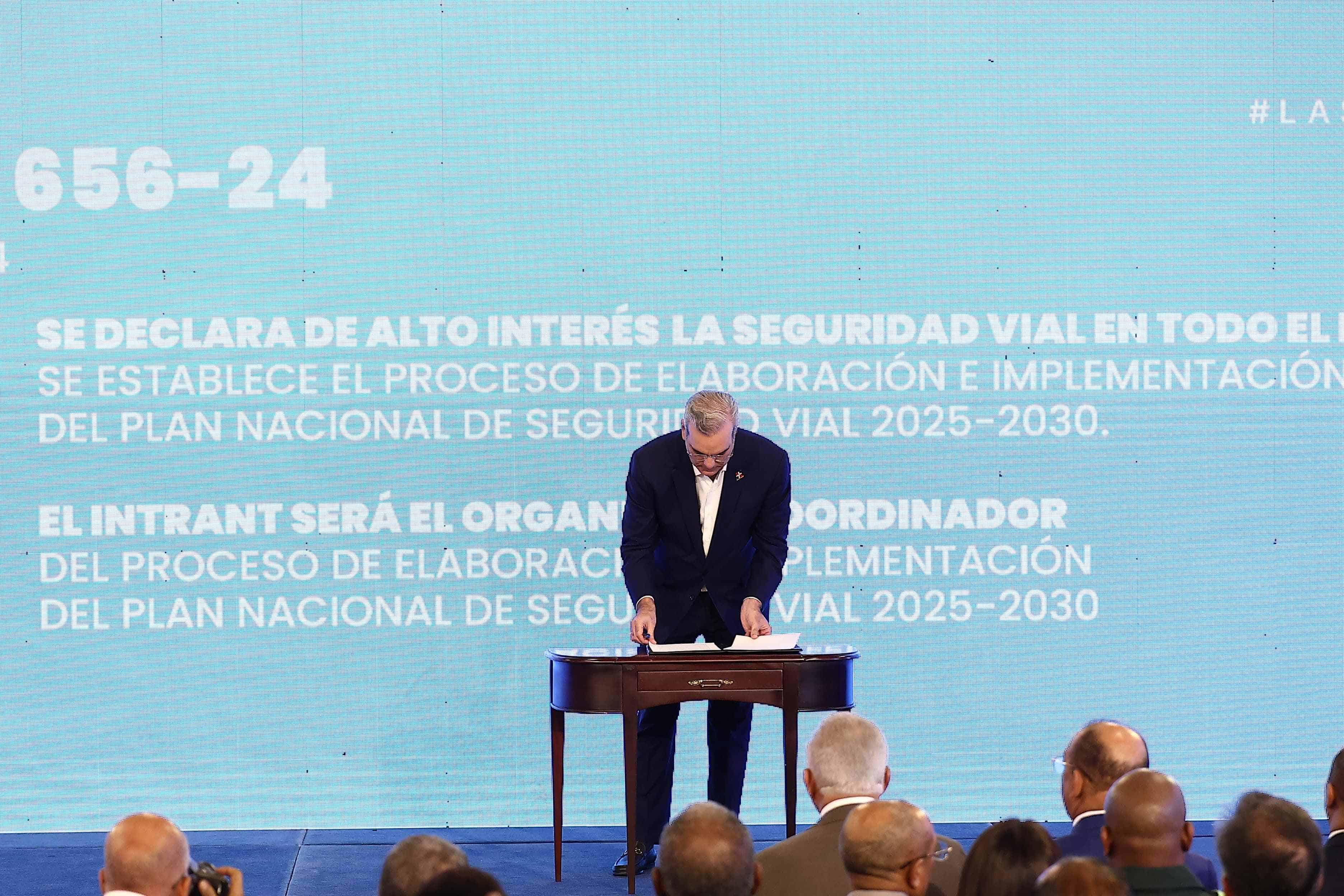 El presidente Luis Abinader firma el decreto que declara de alto interés la seguridad vial.