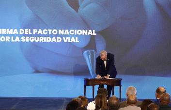 Luis Abinader firma Pacto Nacional por la seguridad vial