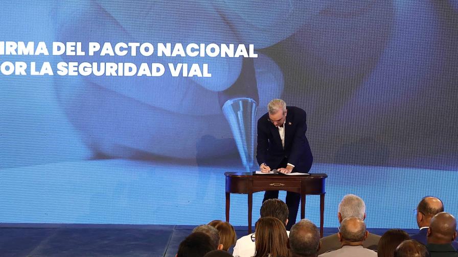 Luis Abinader firma Pacto Nacional por la seguridad vial