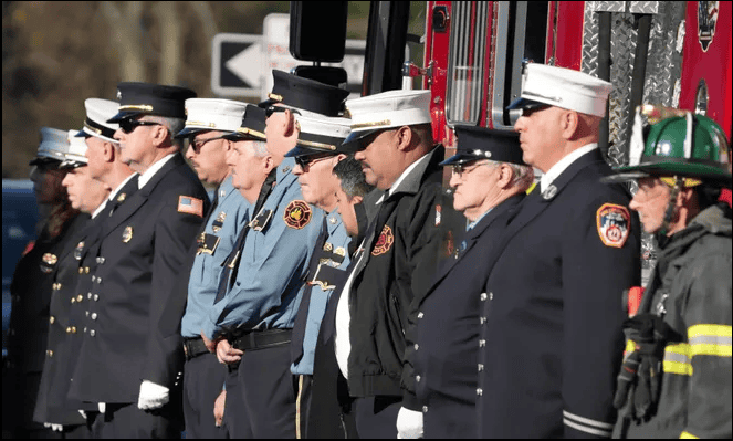 Funeral de Dariel Vásquez en la iglesia de San Pedro y Santa María en Haverstraw el 18 de noviembre de 2024. Vásquez, un asistente del parque del estado de Nueva York, murió mientras apoyaba los esfuerzos para combatir el incendio de Jennings Creek en Greenwood Lake.