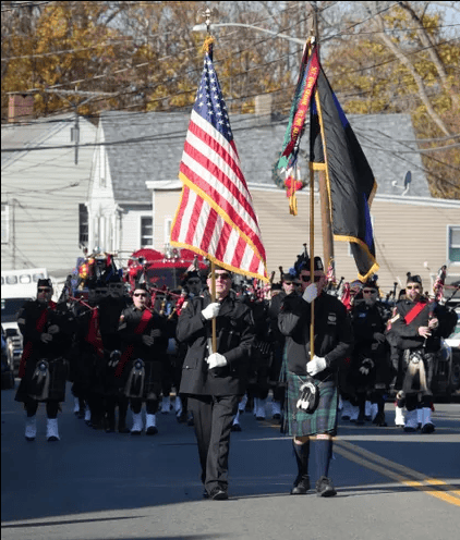 Funeral de Dariel Vásquez en la iglesia de San Pedro y Santa María en Haverstraw el 18 de noviembre de 2024. Vásquez, un asistente del parque del estado de Nueva York, murió mientras apoyaba los esfuerzos para combatir el incendio de Jennings Creek en Greenwood Lake.