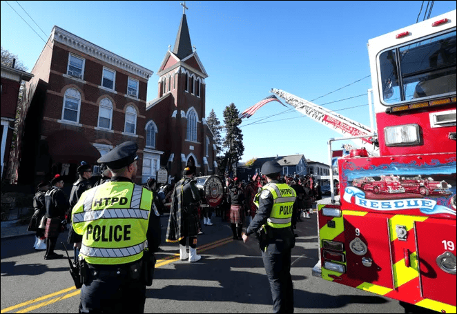 Funeral de Dariel Vásquez en la iglesia de San Pedro y Santa María en Haverstraw el 18 de noviembre de 2024. Vásquez, un asistente del parque del estado de Nueva York, murió mientras apoyaba los esfuerzos para combatir el incendio de Jennings Creek en Greenwood Lake.