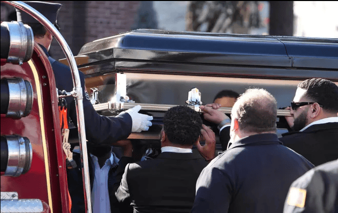 Funeral de Dariel Vásquez en la iglesia de San Pedro y Santa María en Haverstraw el 18 de noviembre de 2024. Vásquez, un asistente del parque del estado de Nueva York, murió mientras apoyaba los esfuerzos para combatir el incendio de Jennings Creek en Greenwood Lake.