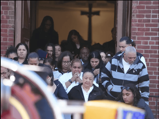 Funeral de Dariel Vásquez en la iglesia de San Pedro y Santa María en Haverstraw el 18 de noviembre de 2024. Vásquez, un asistente del parque del estado de Nueva York, murió mientras apoyaba los esfuerzos para combatir el incendio de Jennings Creek en Greenwood Lake.