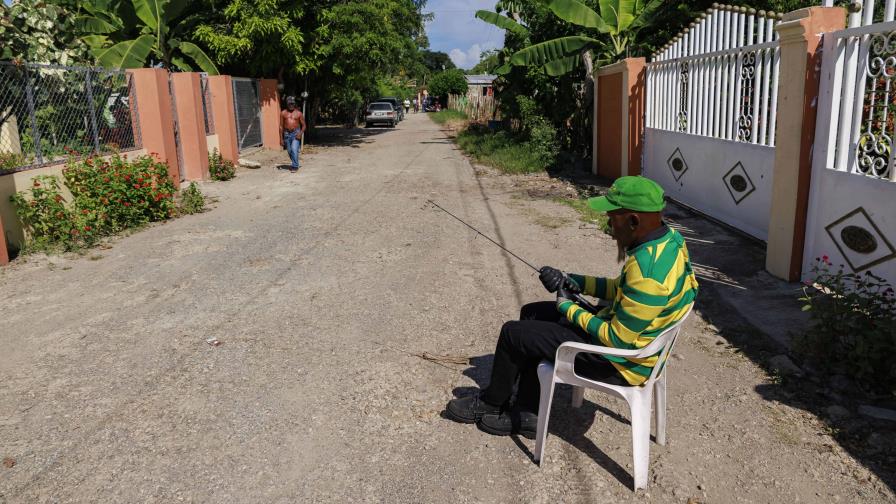 Vecinos de Agua Fría exigen pavimentación de su única calle en Salcedo