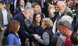 Los reyes de España regresan a la zona devastada por inundaciones por primera vez desde los abucheos