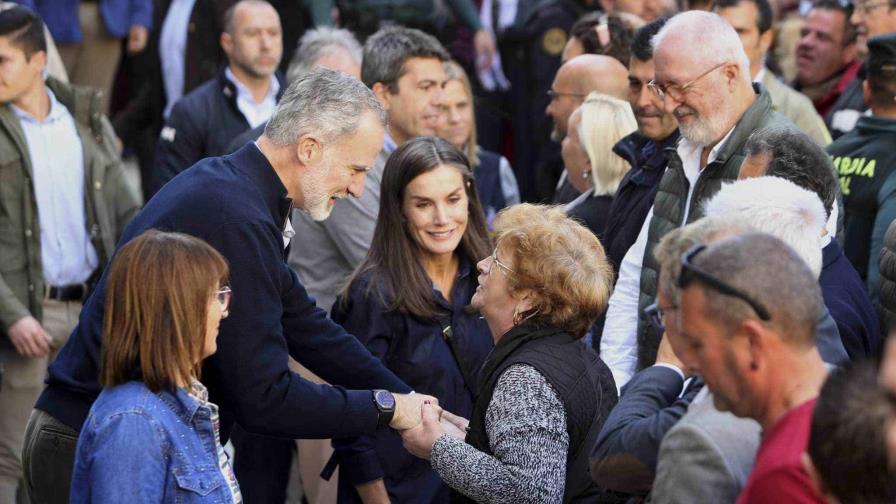 Los reyes de España regresan a la zona devastada por inundaciones por primera vez desde los abucheos