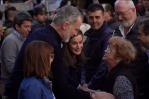 Los reyes de España son aplaudidos al volver a la zona devastada en Valencia