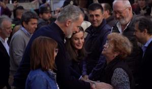 Los reyes de España son aplaudidos al volver a la zona devastada en Valencia