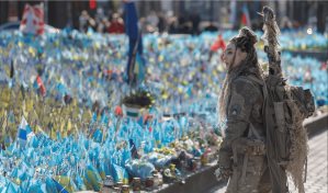 1,000 días después, Ucrania sigue defendiéndose de Rusia con fe pese a la incertidumbre