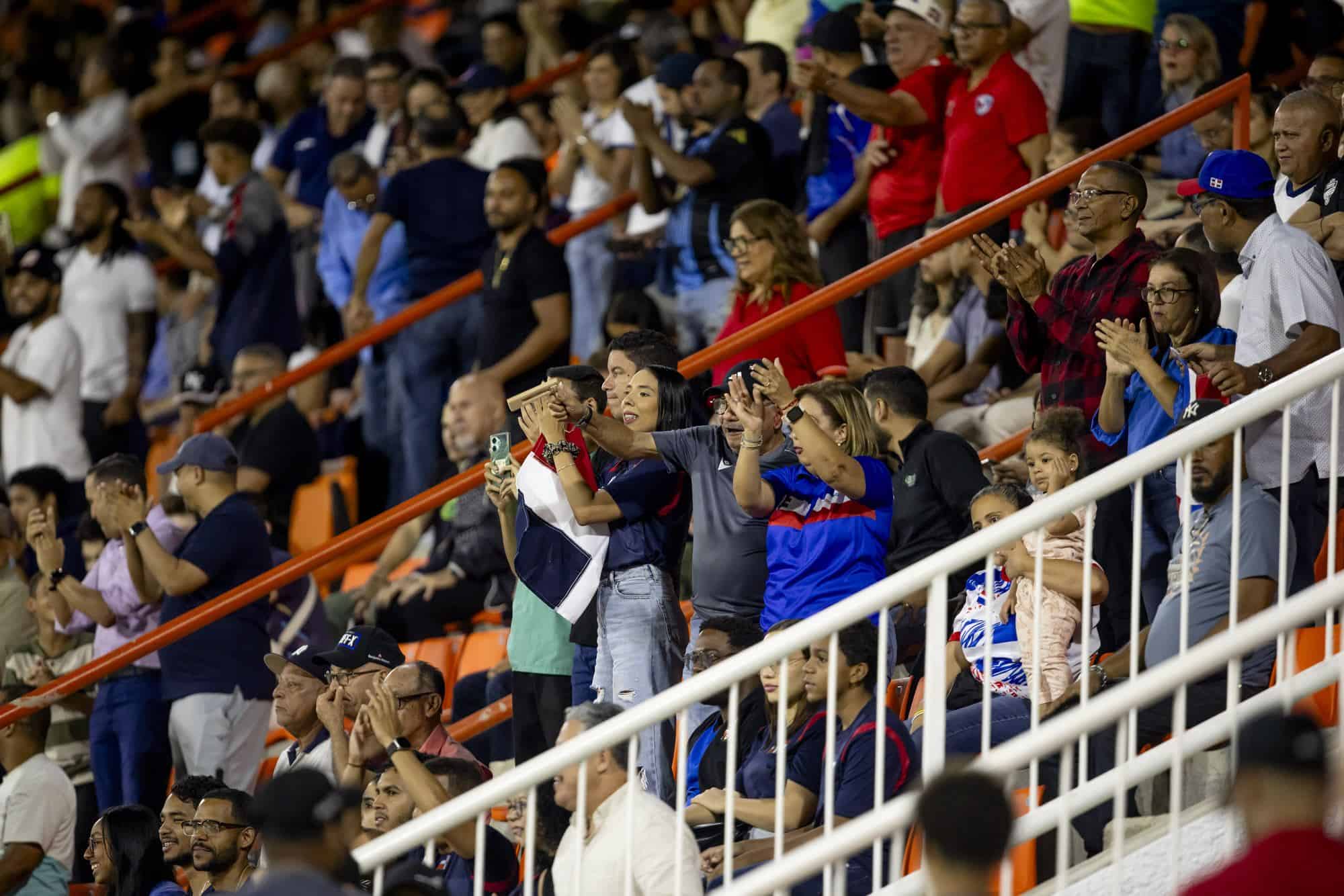 Un nutrido público aplaudió de pie a la selección dominicana de fútbol que consiguió su pase a la Copa Oro organizada por Concacaf.