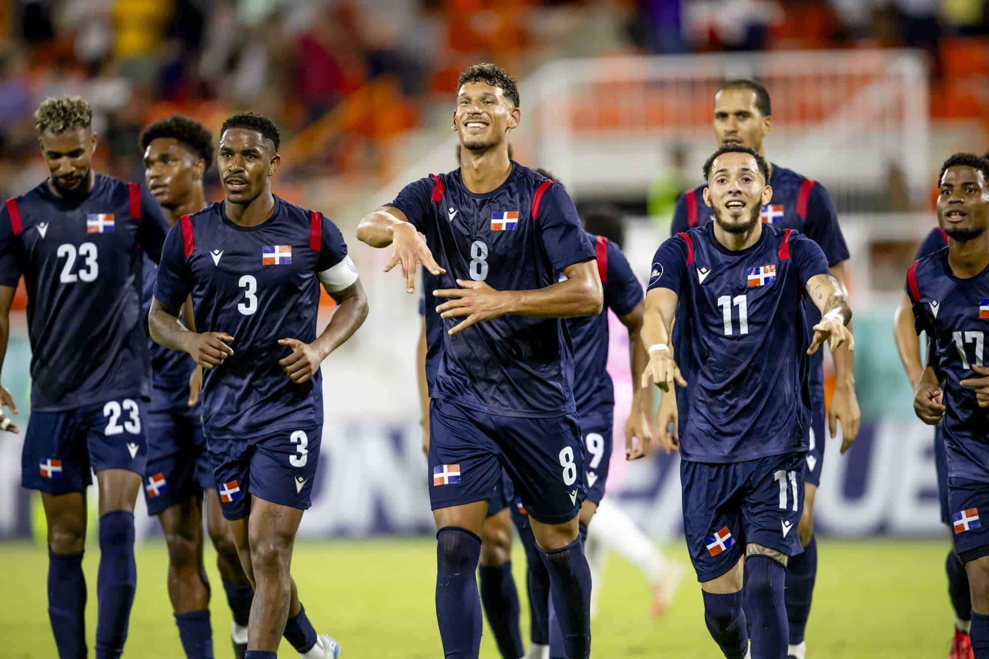 Luiyi de Lucas, Junior Firpo, Heinz Morschëll, Edarling Reyes y Dorni Romero celebran el gol del Morschëll en el duelo ante Bermudas.