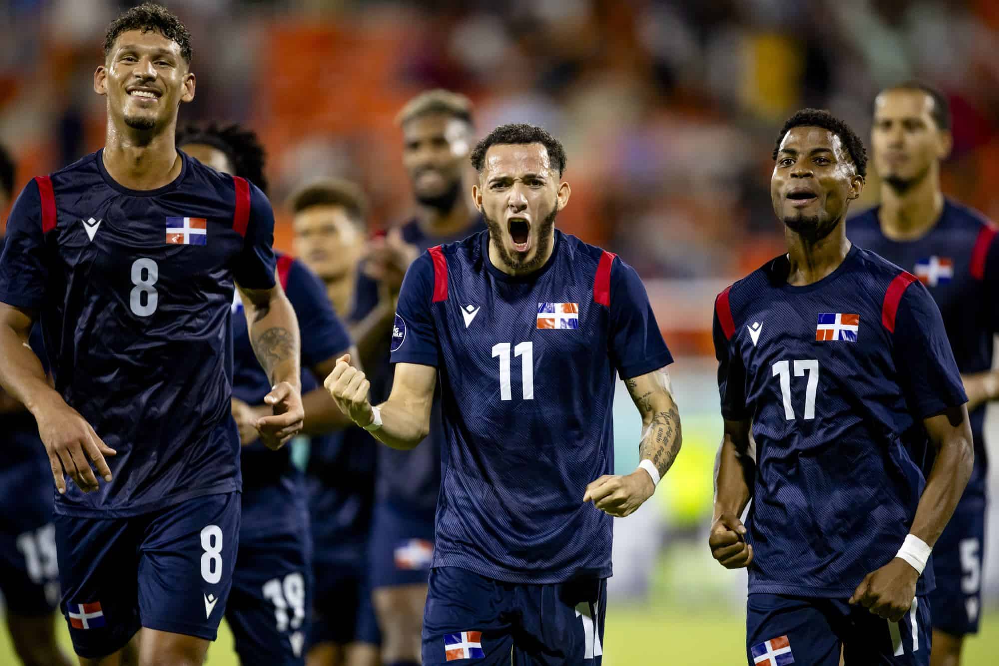 Heinz Morschëll, Edarling Reyes y Dorny Romero en la goleada de Dominicana sobre Bermudas.