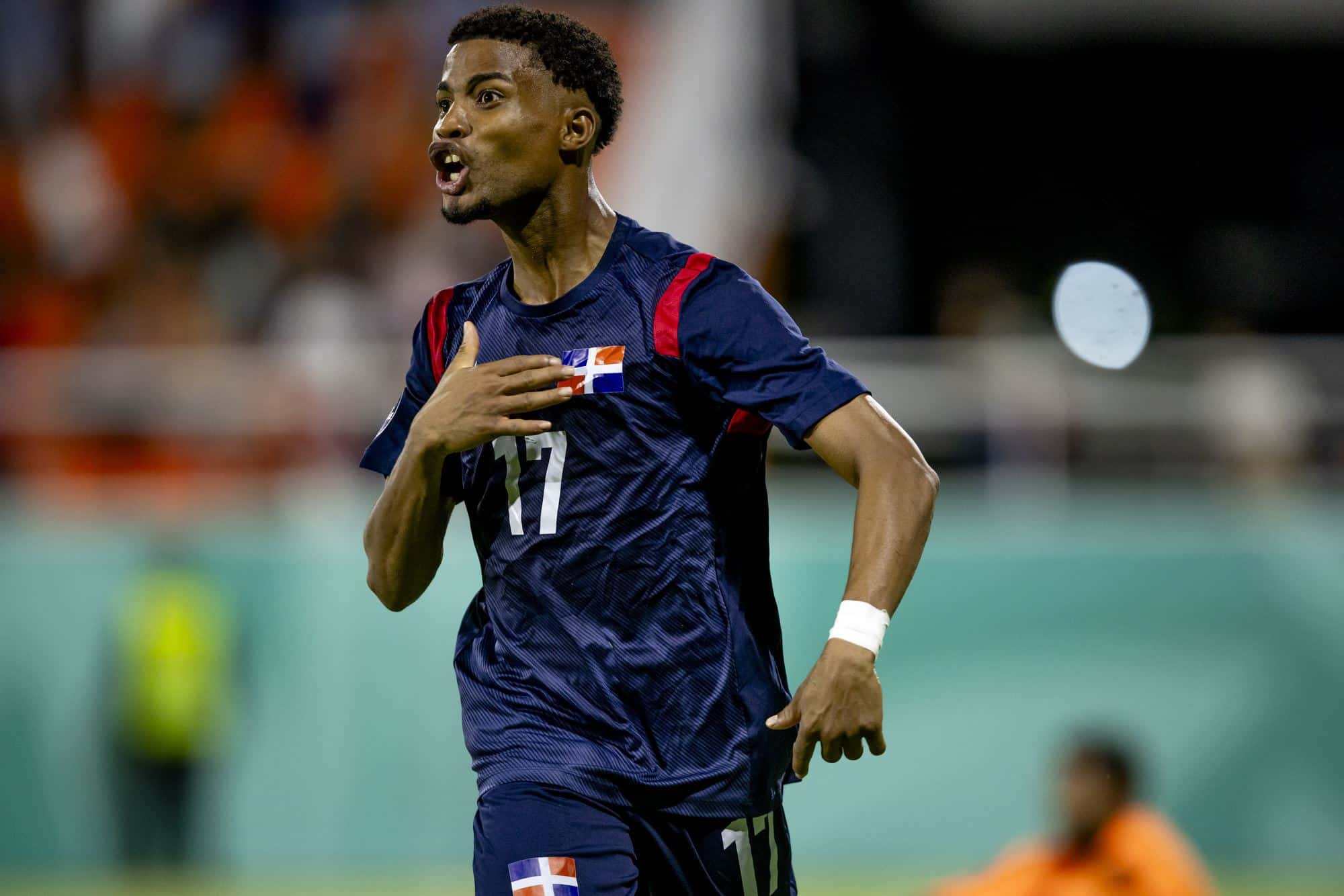 El ariete dominicano Dorny Romero celebra su cuarto gol de la noche ante Bermudas.