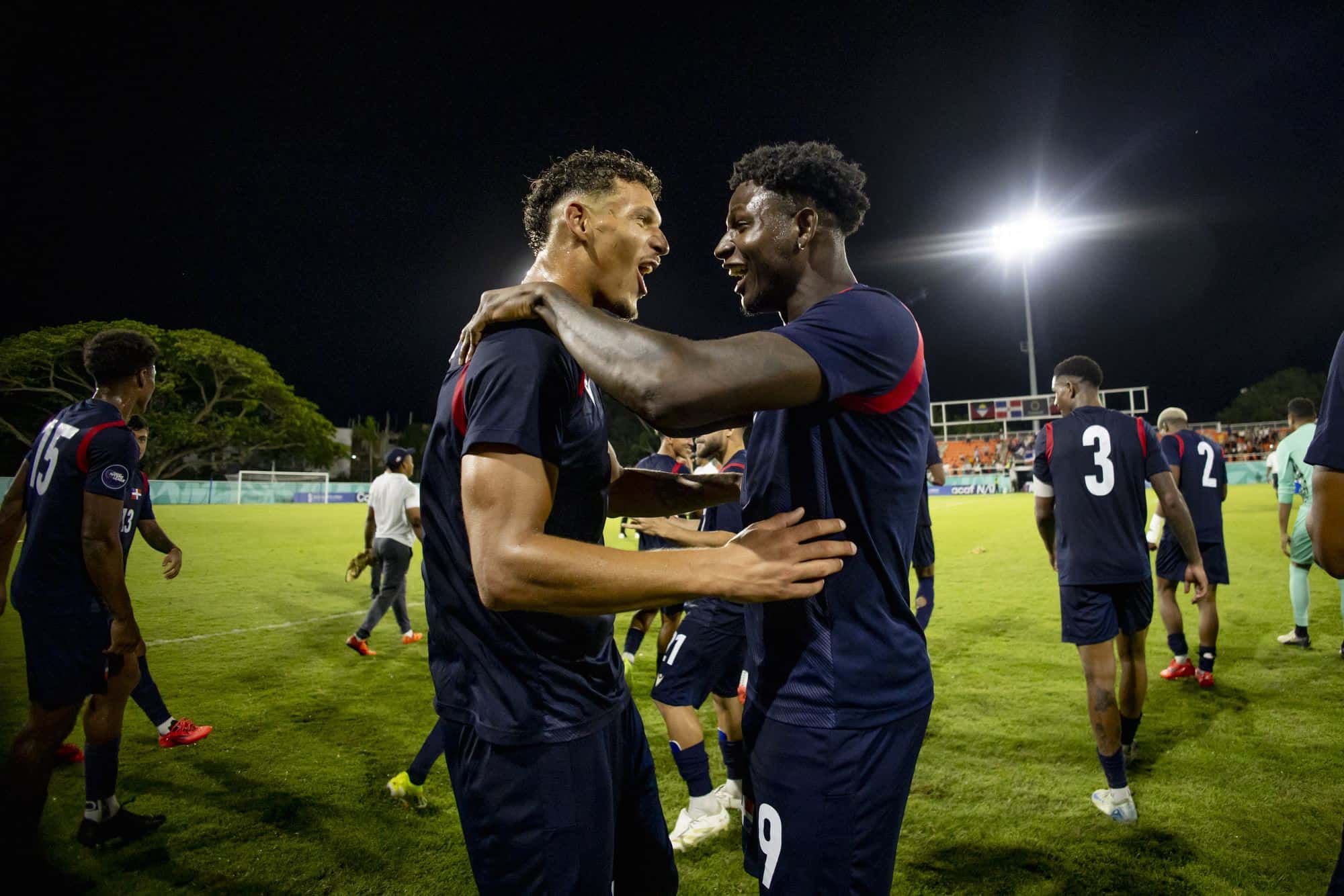 Heinz Morschëll y Erick Japa se abrazan al culminar el último compromiso de República Dominicana en la Concacaf Nations League.