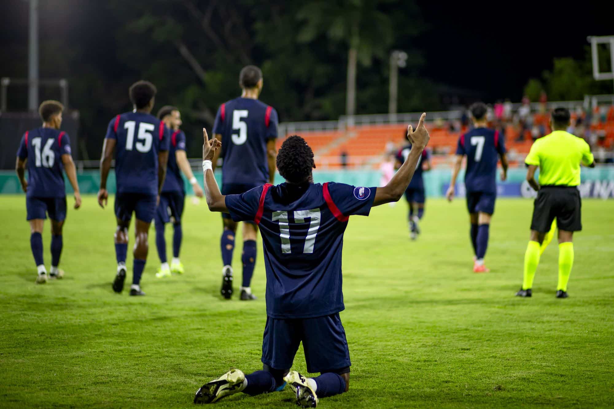 Dorny Romero da gracias al supremo tras conseguir cuatro de los seis goles que Dominicana le endosó a Bermudas en la última fecha de la Concacaf Nations League.