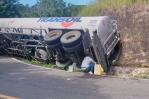 Accidente de camión tanquero obstaculiza tramo carretero de Restauración, en Dajabón