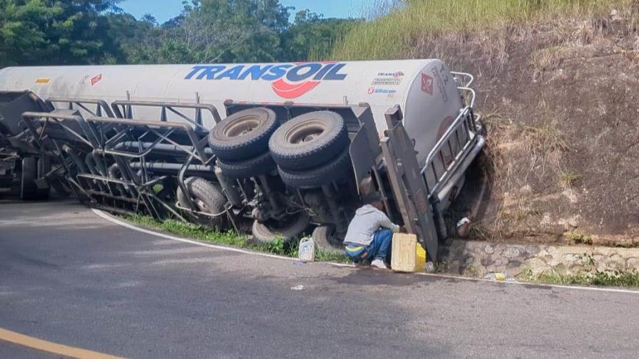 Accidente de camión tanquero obstaculiza tramo carretero de Restauración, en Dajabón