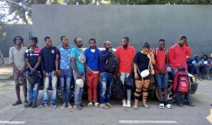 Ej&eacute;rcito detiene a dos traficantes mientras trasladaban a 25 extranjeros indocumentados