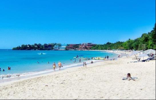 Autoridades avanzan en la recuperación de Playa Sosúa con la demolición de estructuras no permitidas