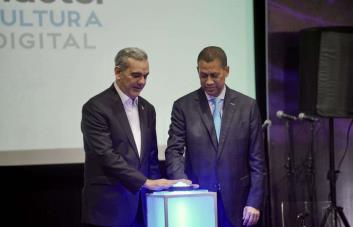 Abinader pulsa el botón que simboliza el apagón análogo y el encendido de la televisión digital