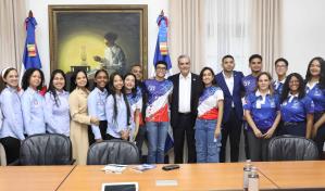Presidente Abinader recibe estudiantes que participan en concurso de la NASA