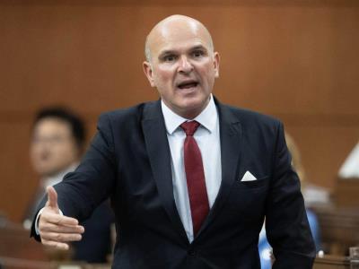 Ministro de Empleo de Canadá dimite por falsificar su origen indígena