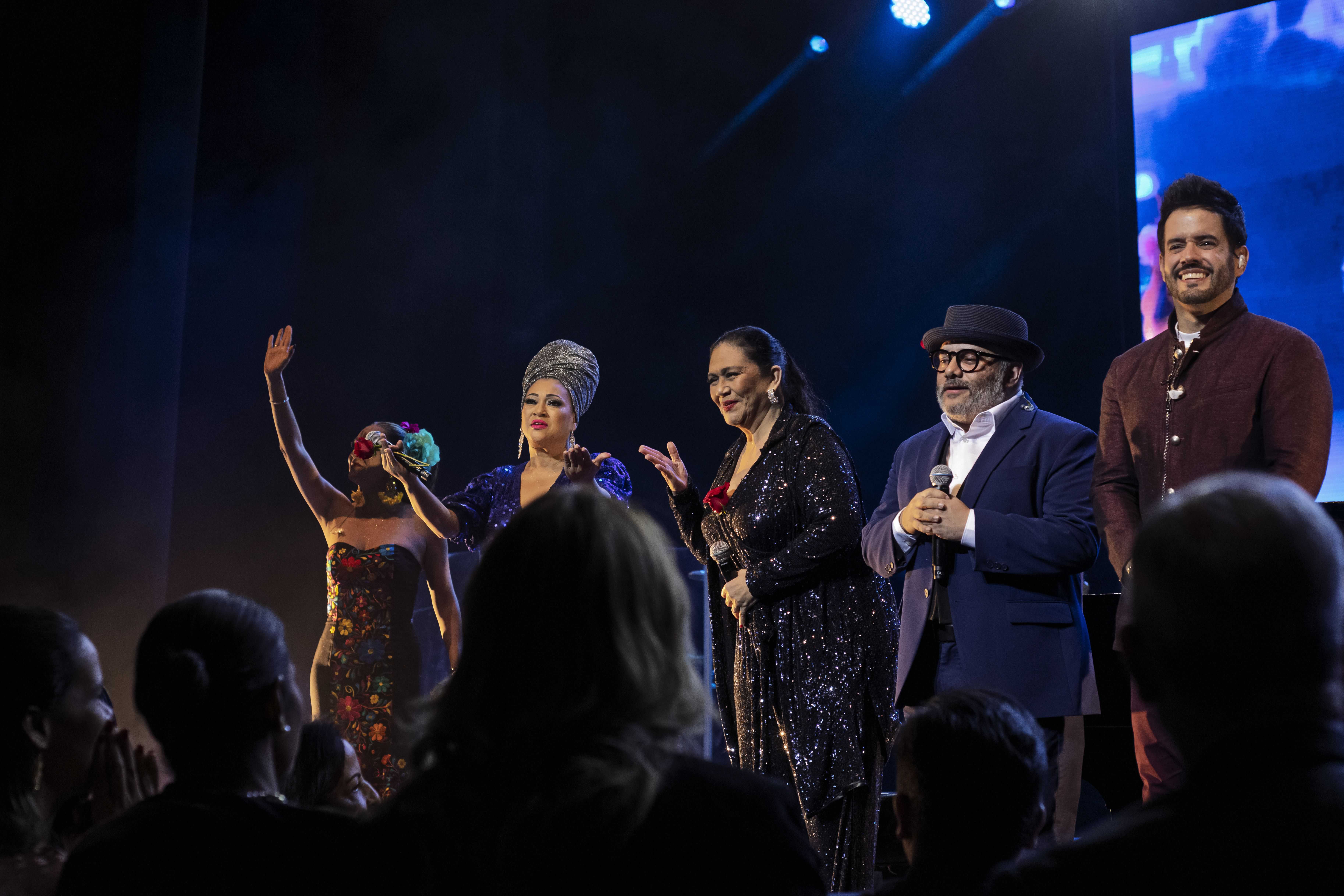 Mayela Orozco, Diomary La Mala, Maridalia Hernández, Pavel Núñez y Manny Cruz se unieron al final del recital.