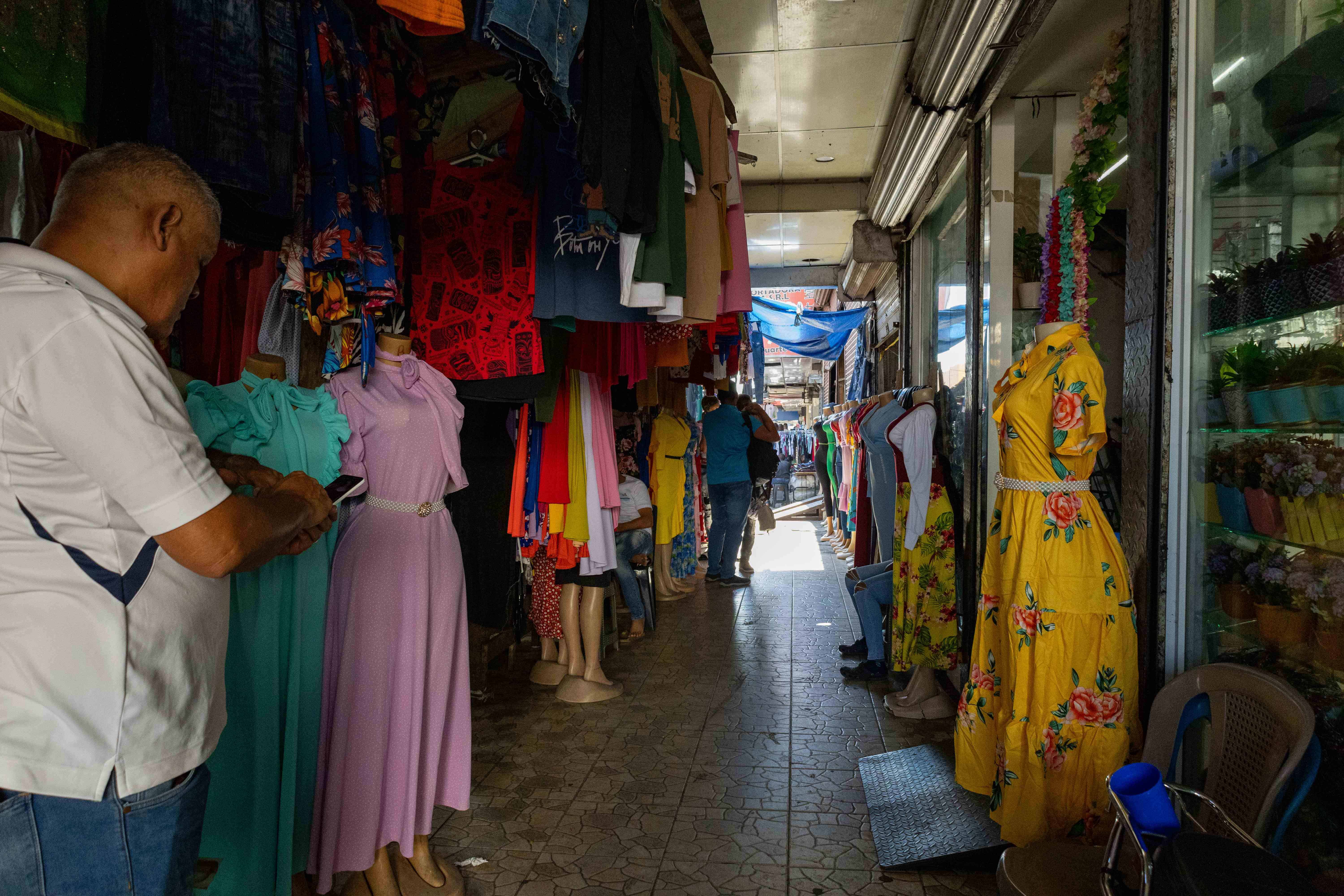 Vendedores se adueñan de las aceras.