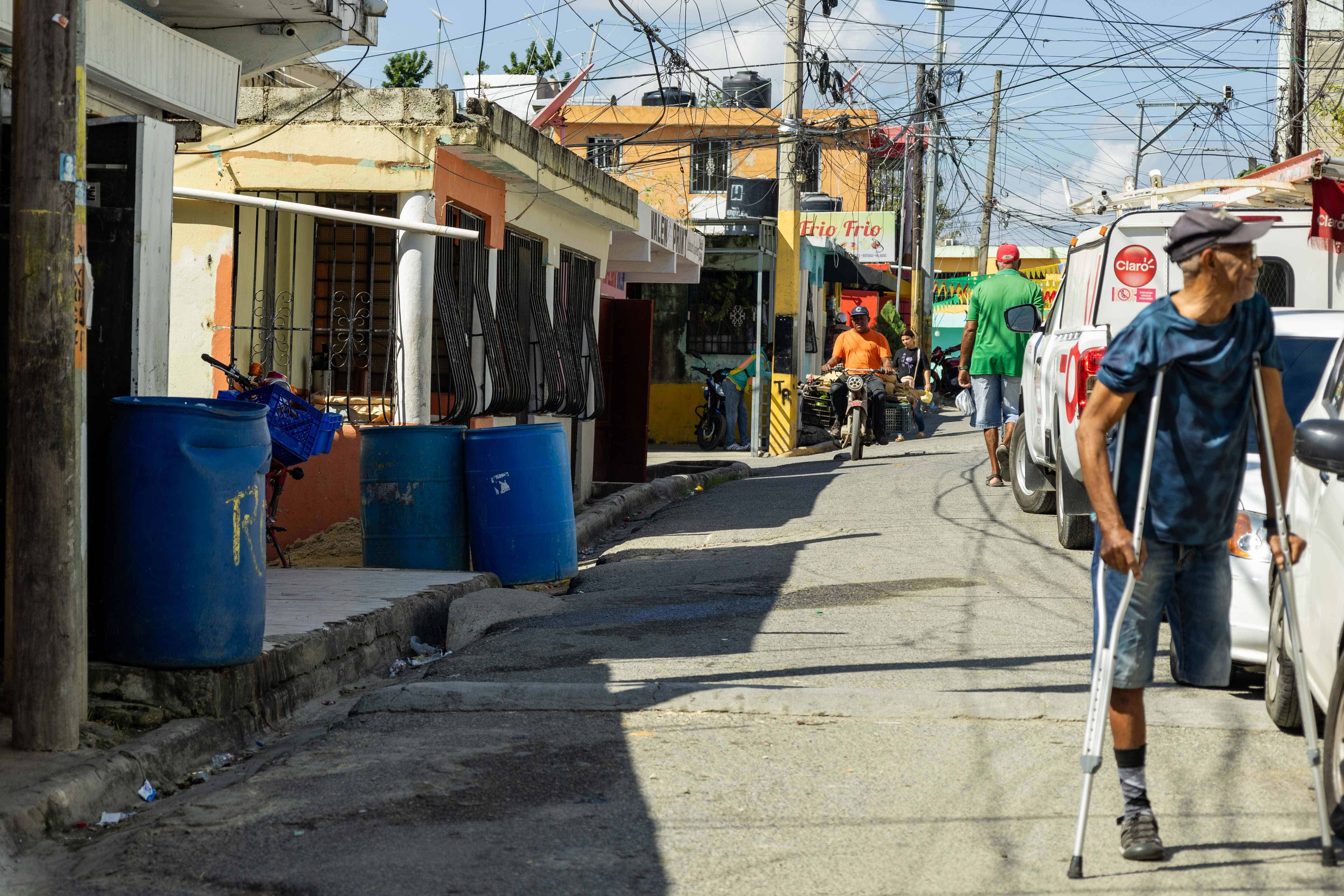 La gente se desespera por la falta de agua.