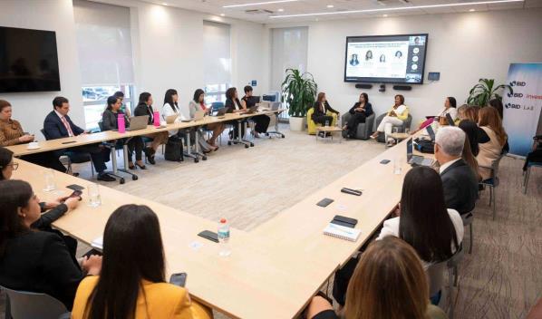 Bancos múltiples analizan estrategias para impulsar mipymes lideradas por mujeres