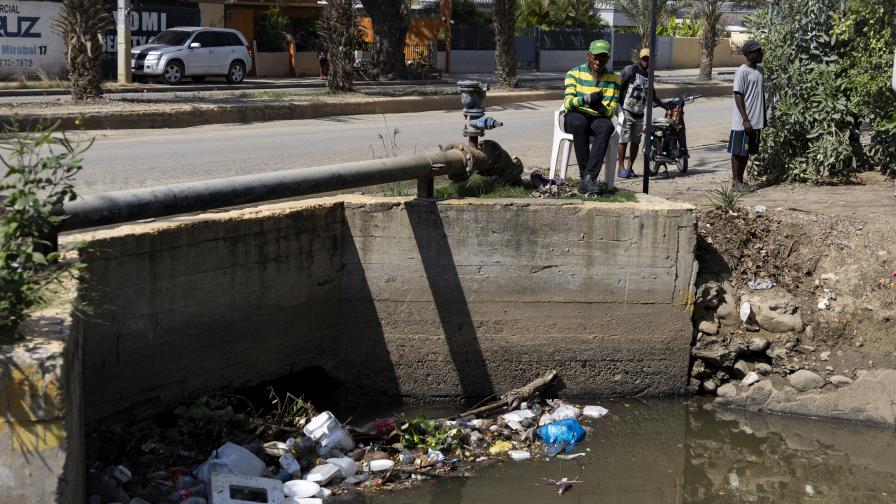 Basura invade canal de riego Luis Bogaert en Mao