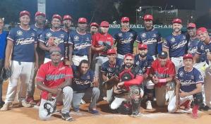 Centro, Farándula, Codia y Juan Marichal en la semifinal del softbol categoría júnior del DN