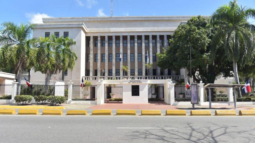 Minerd suspende directora y docentes de centro educativo donde habrían abusado a estudiante en SPM