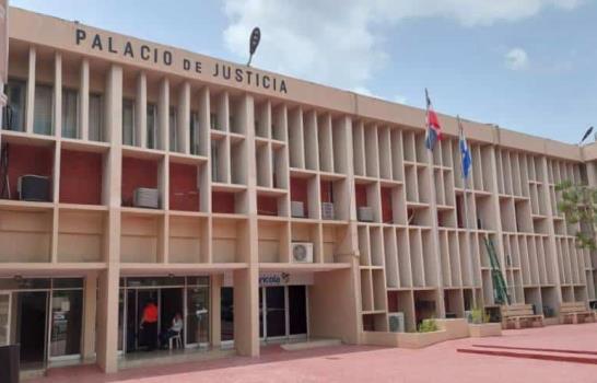 Profesor acusado de abuso sexual contra estudiante de 13 años se presenta ante la fiscalía de San Pedro de Macorís