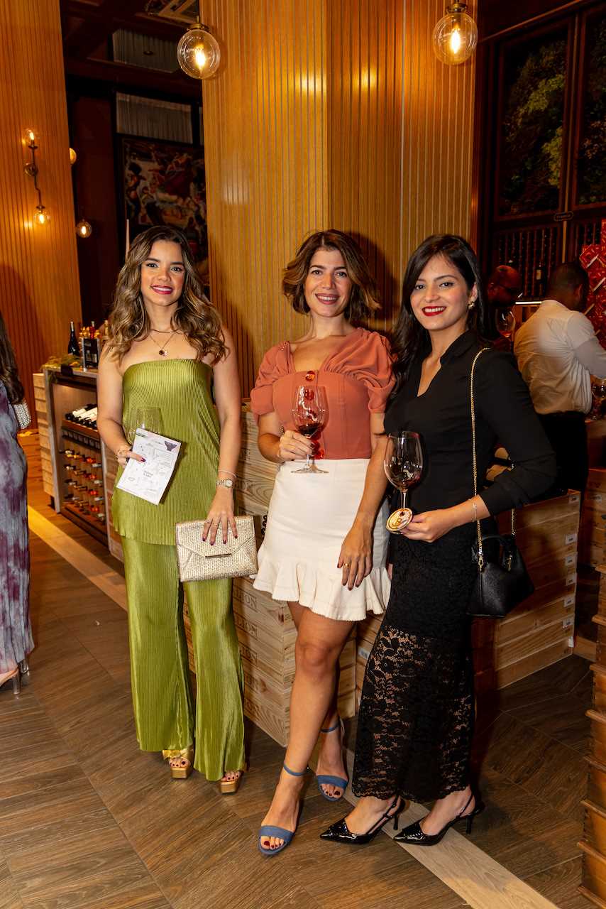 María Cristina Del Castillo, Annellie Khoury y Mia Agramonte.