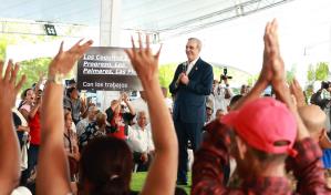 Presidente Luis Abinader entrega 2,100 títulos de propiedad en La Guáyiga