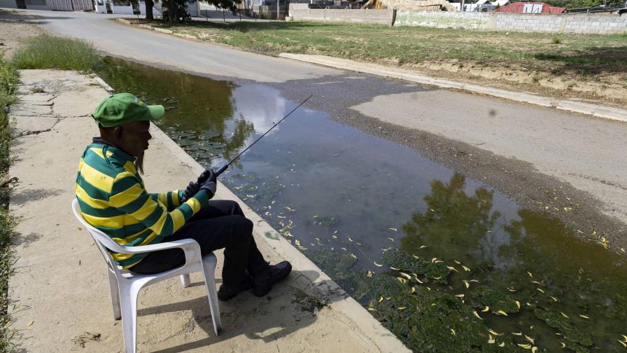 Charco con lama verde detrás de la Fortaleza de Mao