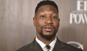 Exnovia de Jonathan Majors retira demanda por agresión y difamación contra el actor