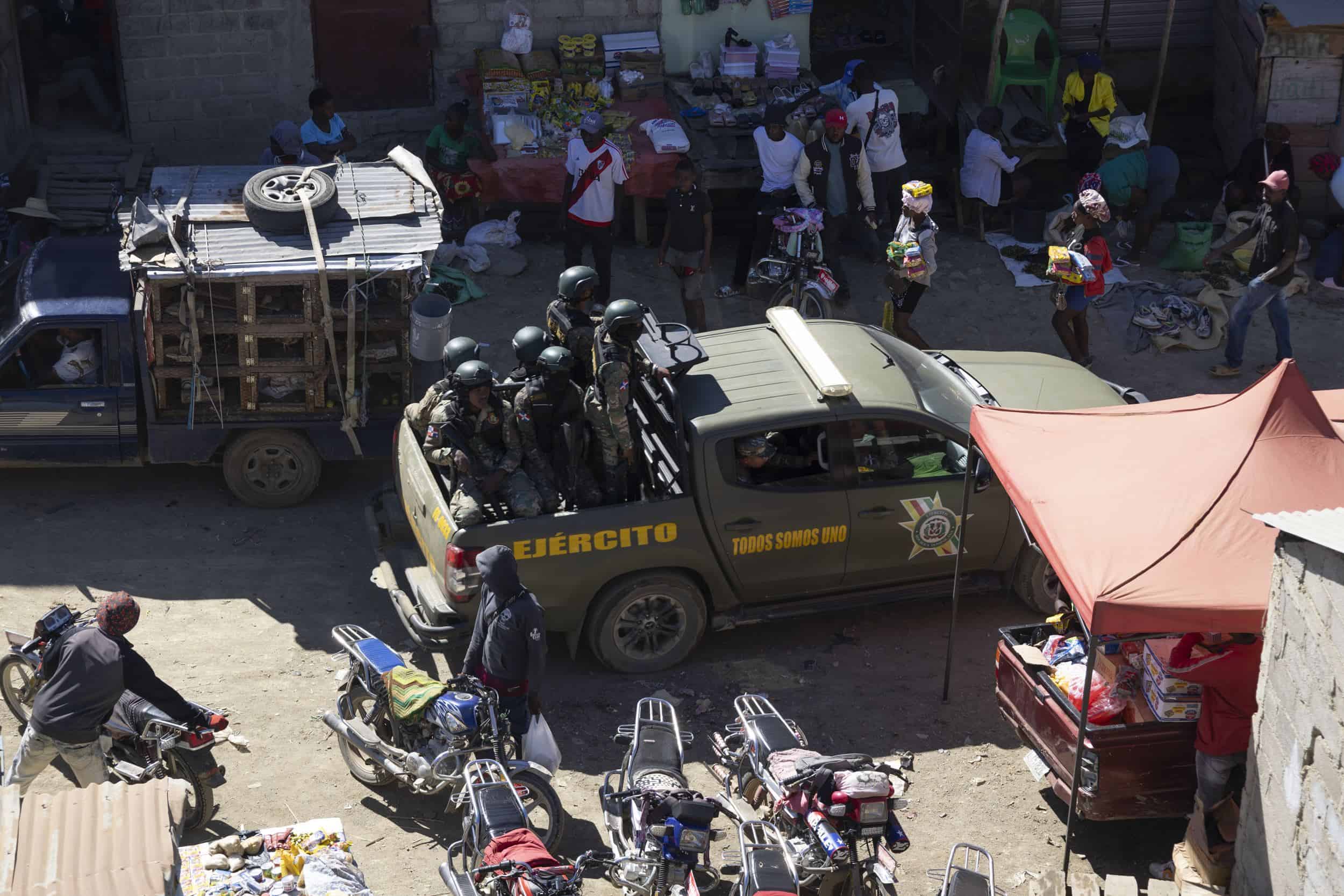 El Ejército dominicano llega a la zona fronteriza del mercado de Tilory.